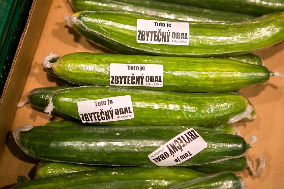 Toto je zbytečný obal: Bojovníci za svět bez plastu polepují výrobky v supermarketu