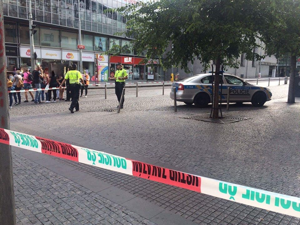Kvůli nahlášené bombě je uzavřené obchodní centrum na Smíchově