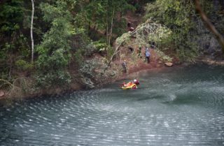FOTO: Hasiči vytahovali z&nbsp;lomu 1 zraněného a&nbsp;10 lidí, kteří mu pomáhali
