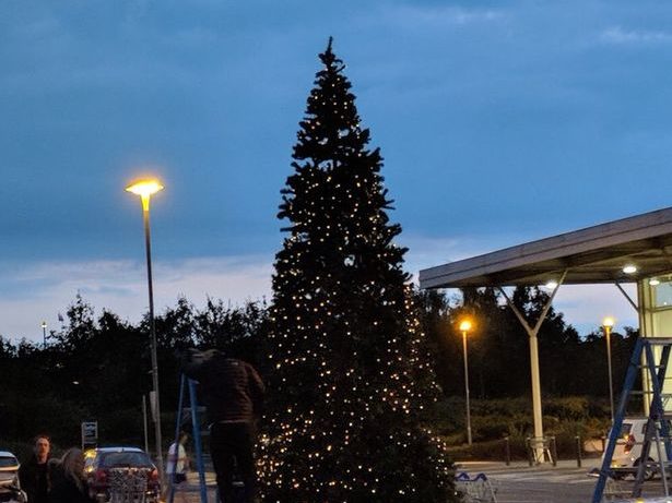U obchodního domu se objevil ozdobený vánoční strom. Zákazníci byli zmatení