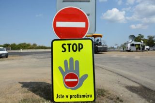 Na českých silnicích se objeví nová značka. Řidičům má zabránit, aby vjeli do protisměru