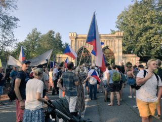 Desítky lidí demonstrují před ruskou ambasádou v&nbsp;Praze