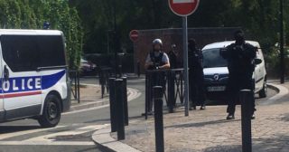 Útočník s&nbsp;nožem zabil u&nbsp;Paříže dvě osoby, policie ho zastřelila