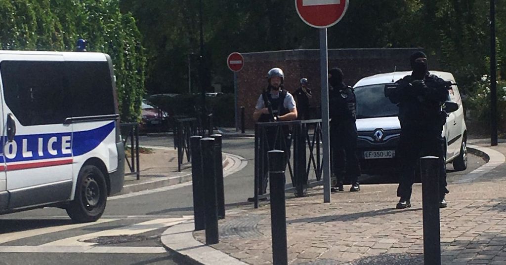 Útočník s&nbsp;nožem zabil u&nbsp;Paříže dvě osoby, policie ho zastřelila