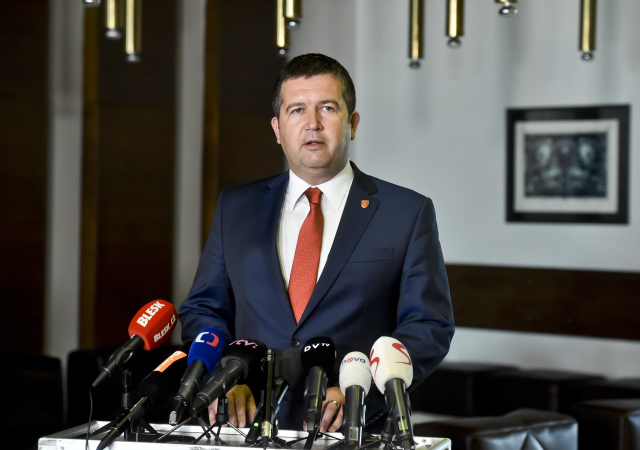 Poslanci ČSSD při&nbsp;hlasování o&nbsp;nedůvěře vládě opustí sál Sněmovny