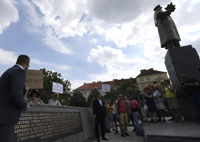 Rusko obvinilo české politiky z&nbsp;války proti symbolům vítězství