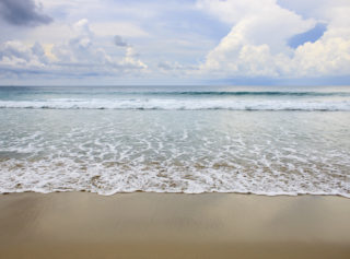 Mladík si vykopal na&nbsp;pláži jámu. Omylem se v&nbsp;ní utopil