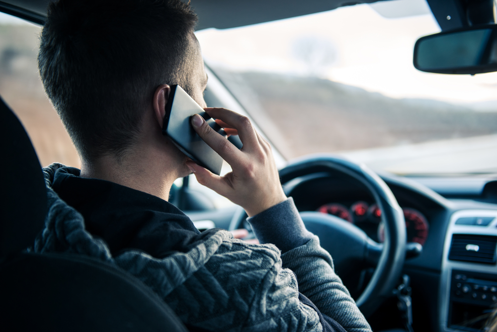Děsivé statistiky: S mobilem v ruce bourají nejčastěji vysokoškoláci