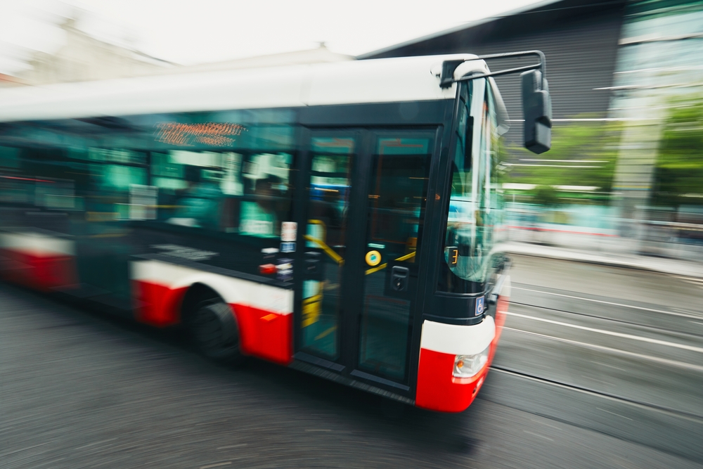 Muž po&nbsp;potyčce v&nbsp;autobuse zemřel, útočníky čeká obžaloba z&nbsp;vraždy