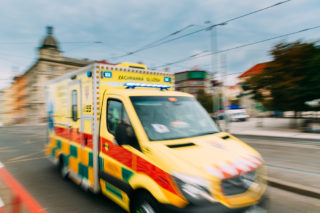 Řidiči, pozor: Pravidla pro&nbsp;průjezd sanitek, hasičů a&nbsp;policie se změní