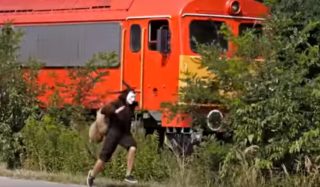 VIDEO: Muž v&nbsp;kostýmu šneka si vystřelil ze železnic. Předběhl vlak