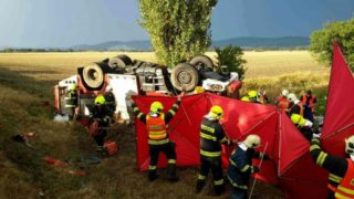 Při nehodě cisterny a&nbsp;osobního auta na&nbsp;Šumpersku zahynul hasič