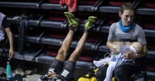 FOTO: Nádhera! Žena přerušila 170kilometrový maraton, aby nakojila své dítě