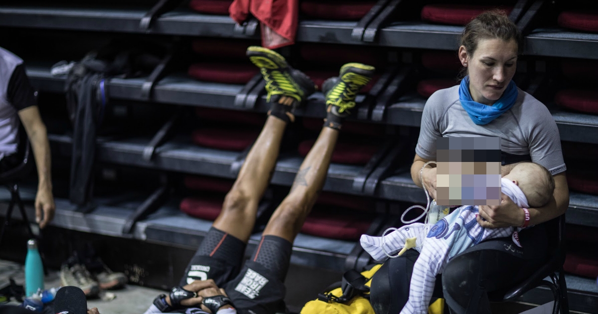 FOTO: Nádhera! Žena přerušila 170kilometrový maraton, aby nakojila své dítě