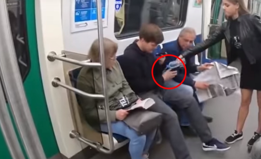 VIDEO: Ženě se nelíbí, že se chlapi roztahují v&nbsp;MHD. Polévá jim rozkrok bělidlem!