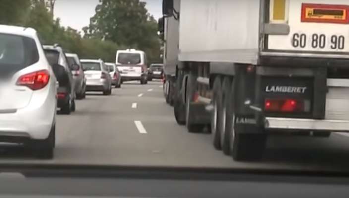 Policisté vyzývají řidiče: Vytvářejte v kolonách záchrannou uličku!