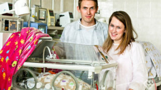 Rodina se čtyřčaty se finanční pomoci od státu nedočká