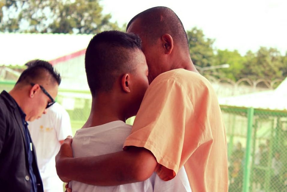 Příběh, který píše život: Chlapec potkal na&nbsp;exkurzi do vězení svého tatínka