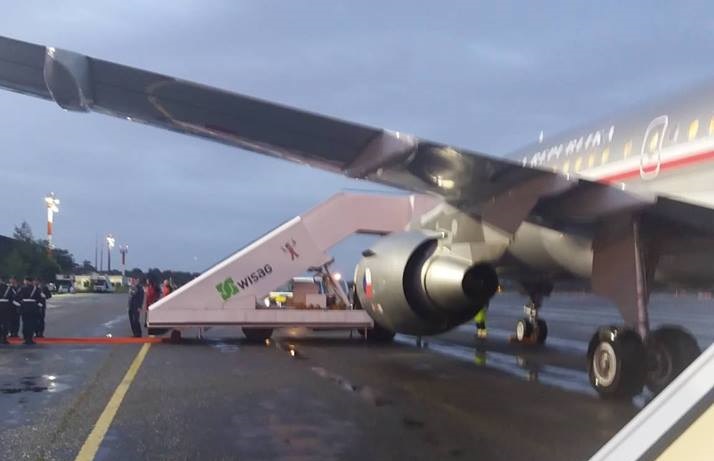 Armádní spoj s prezidentem postihly turbulence, kvůli bouřce musel být odkloněn