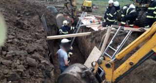 Zemina zavalila na&nbsp;Klatovsku dělníka (†33), na&nbsp;místě zemřel