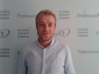 Mrzí mě, že žijeme ve světě, kde děvčatům občas není příjemně, řekl v&nbsp;pořadu Host Frekvence 1 Ladislav Zibura