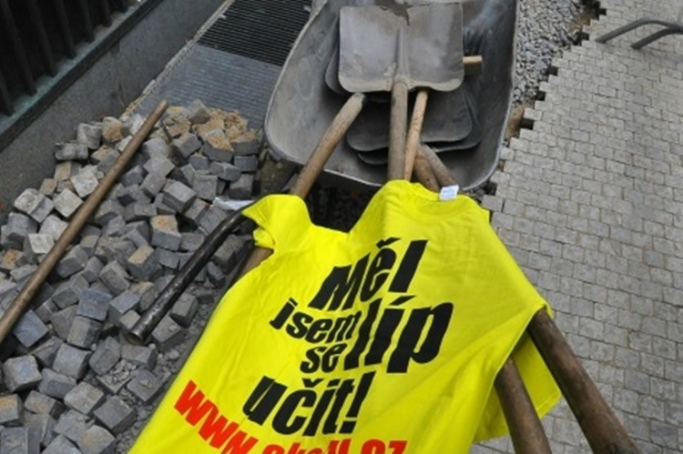 Ústavní soud: Kampaň “Měl jsem se líp učit” s&nbsp;romskými kopáči byla pokleslá