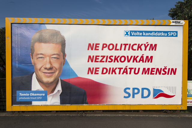 Desítky lidí protestovaly proti billboardu SPD v Chrudimi