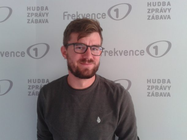 Jestli mě chce někdo zabít, tak mě zabije. Přece kvůli tomu nezměním svou práci, řekl v&nbsp;Press klubu Janek Rubeš