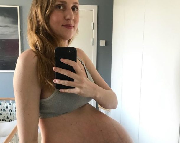 Maminka ukázala šokující FOTKY svého těhotenského břicha. Čeká trojčata!