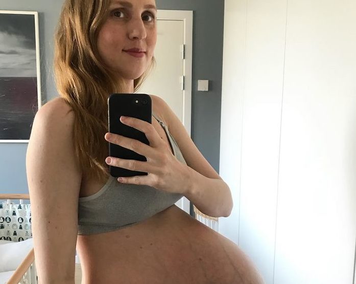 Maminka ukázala šokující FOTKY svého těhotenského břicha. Čeká trojčata!