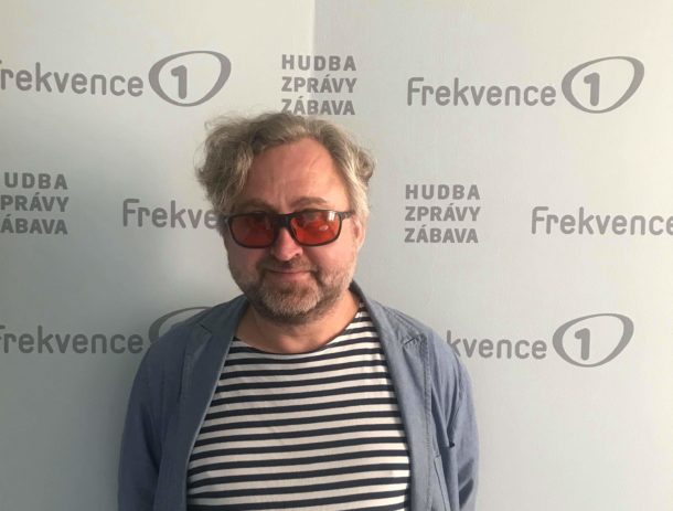 Když první asistent režie křičí, není cholerik, jen potřebuje, aby ho všichni slyšeli, řekl v&nbsp;pořadu Host Frekvence 1 Jan Hřebejk