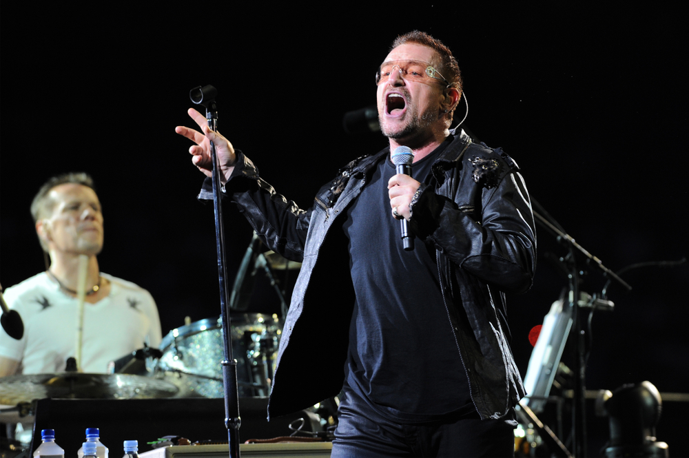 Koncert U2 byl v Berlíně krátce po začátku zrušen, Bono ztratil hlas