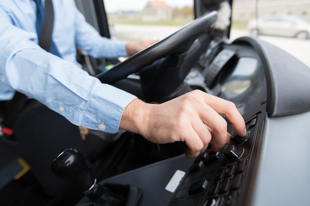 Řidič nutil děti dýchat do měřiče alkoholu, aby rozjel autobus