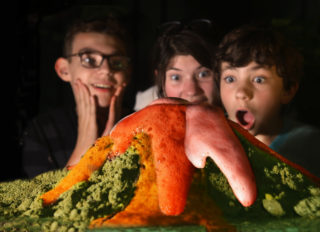 Chlapec chtěl mít co nejvěrohodnější model sopky. Při&nbsp;erupci zranil desítky lidí