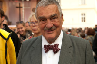 Karel Schwarzenberg upadl ve Sněmovně. Zavolali mu sanitku