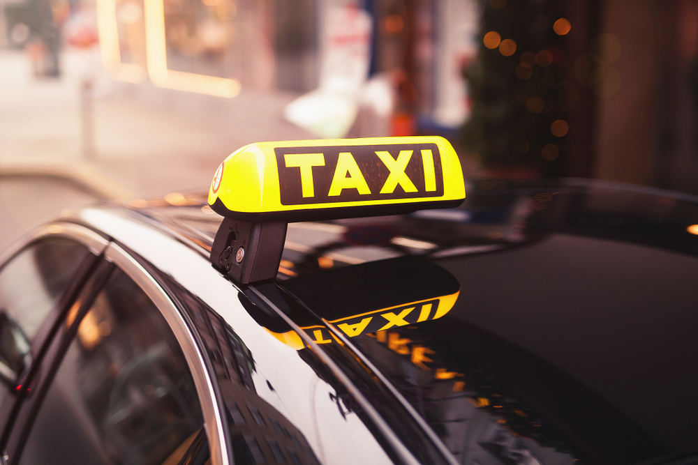 Taxikář vezl turisty z letiště na hotel: Jízdu předražil šestnáctinásobně, chtěl skoro 9 tisíc