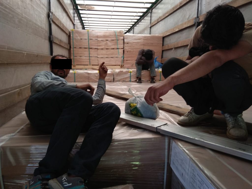 Policisté našli v kamionu čtyři nelegální migranty. Upozornil je řidič