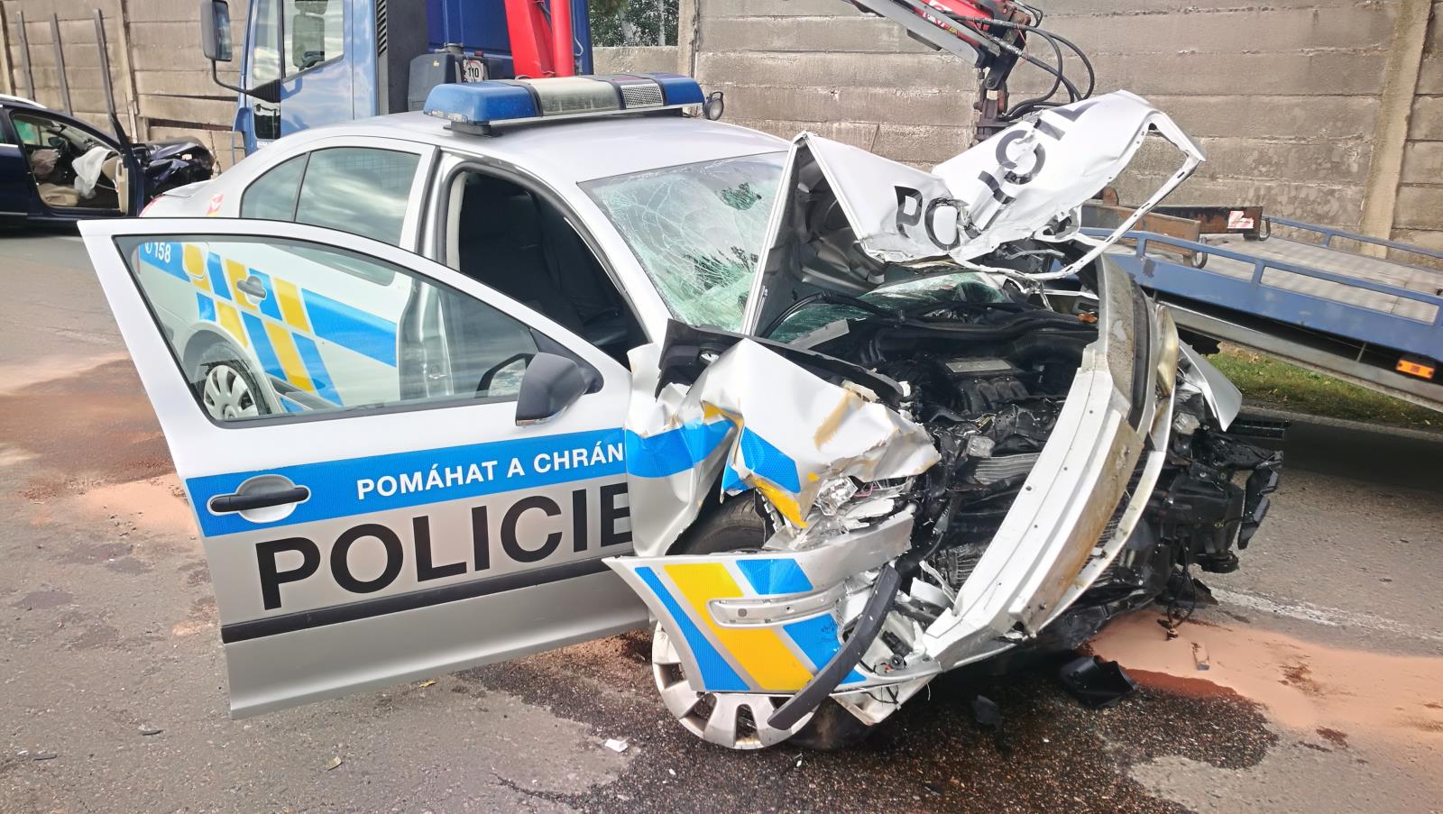 Muž v Hradci Králové narazil do vozu policie. Tři policisté byli zraněni