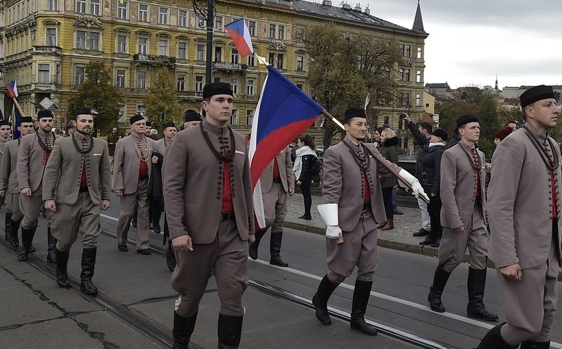 100. výročí Československa: Stovky lidi prošly Prahou v sokolském Průvodu pro republiku