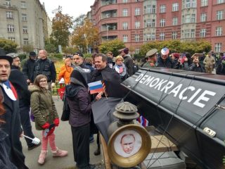 Pohřební průvod v&nbsp;ulicích Prahy: Stovka lidí pochodovala za zachování demokracie