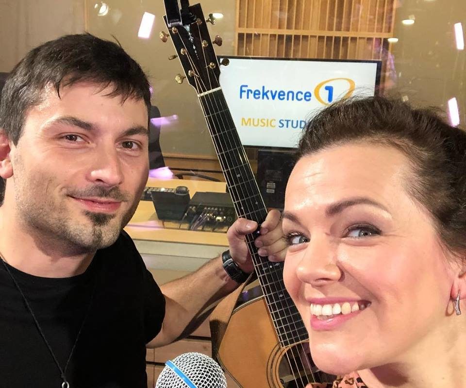Marta Jandová zahrála ŽIVĚ na Frekvenci 1 nový singl i hit svého táty. Poslechněte si je!