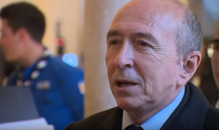 Macron demisi francouzského ministra vnitra nepřijal, Collomb na rezignaci trvá