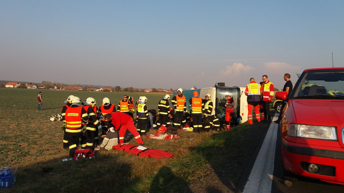 Na Pardubicku havaroval autobus s&nbsp;dětmi, mnoho je zraněných