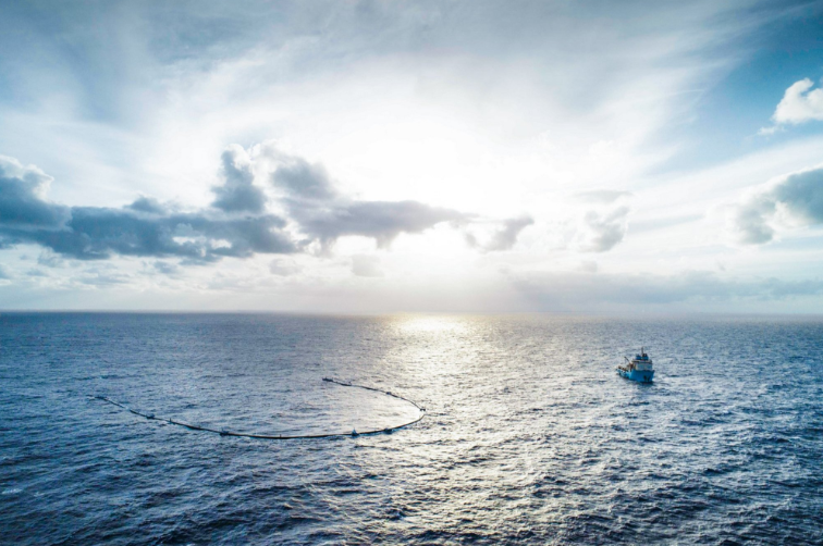 Revoluční vynález vyplul na moře! Ocean Cleanup čistí oceány od plastů