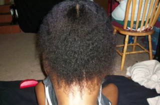 Lidé se hádají nad touto FOTKOU! Která část těla ženě vykukuje?