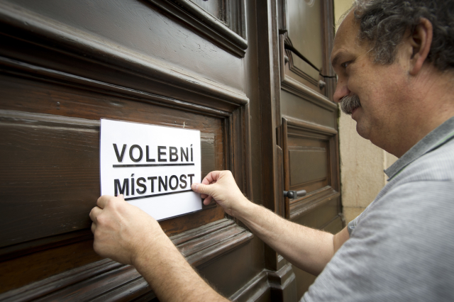 ONLINE: Začaly volby do obecních zastupitelstev a Senátu. Policie šetří kupčení s hlasy