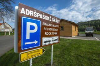 Příliš turistů! Policie kvůli náporu lidí uzavřela silnici z&nbsp;Polska do Adršpachu