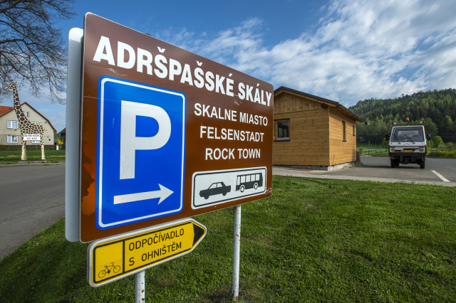 Příliš turistů! Policie kvůli náporu lidí uzavřela silnici z Polska do Adršpachu
