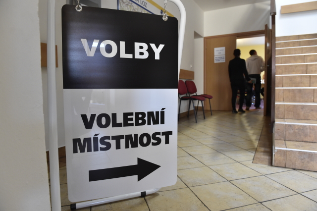 Zájem o&nbsp;volbu senátorů je slabý, účast je mezi 10 a&nbsp;15 procenty