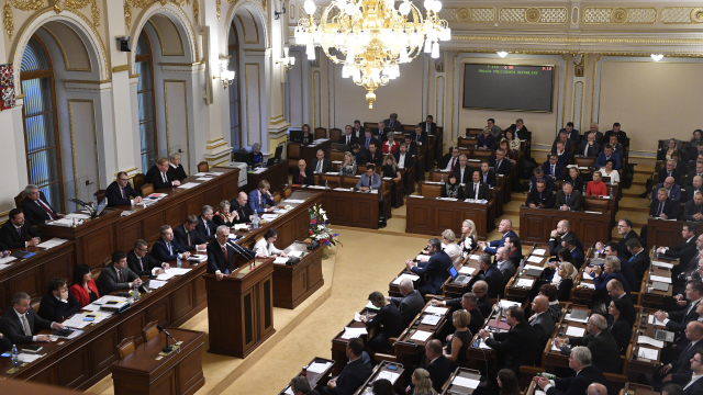 Platy politiků vzrostou o&nbsp;9 %, novelu podepsal prezident